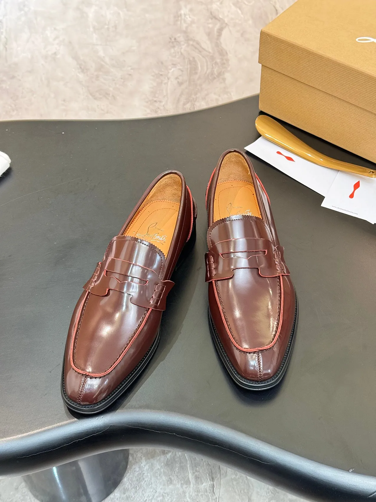 [CL red sole shoes] Top P: 1020💰 Size 39-44 (⚠️38.45.46.47 custom-made, non-returnable and non-exchangeable) 🆑High-end men's business formal leather shoes, original authentic top quality goods ••✅💯 Top original order purchasing agent! Original imported patterned cowhide ➕Imported cowhide lining ➕Cowhide feet ➕Original leather outsole~🉑️Feel free to compare the authentic ones!